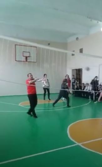 Дружеский матч по волейболу между командами педагогов и учащимися 10-11-х классов